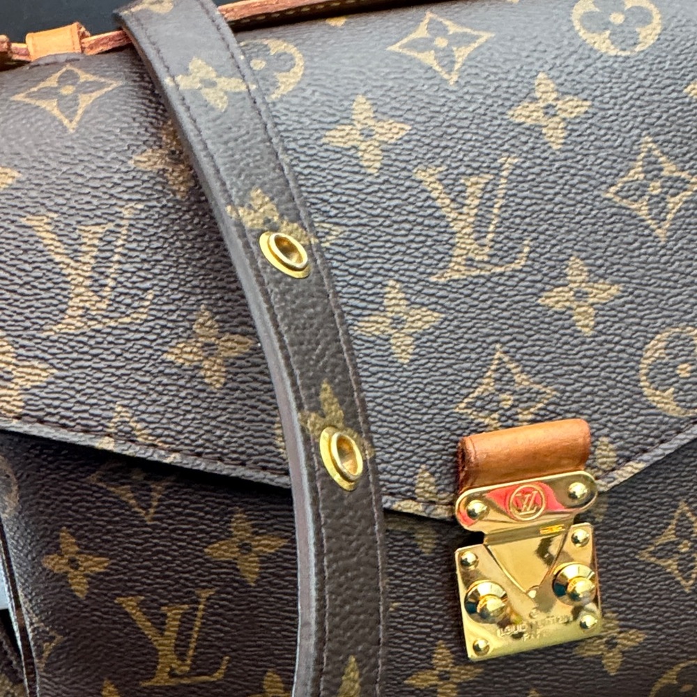 Louis Vuitton Pochette Métis
Monogram Crossbody Bag in Brown and Gold